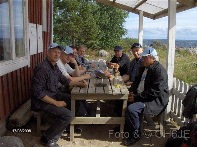 HPIM0402 Stubben.jpg - Ett glatt gng ute p Stubben vid matbordet.